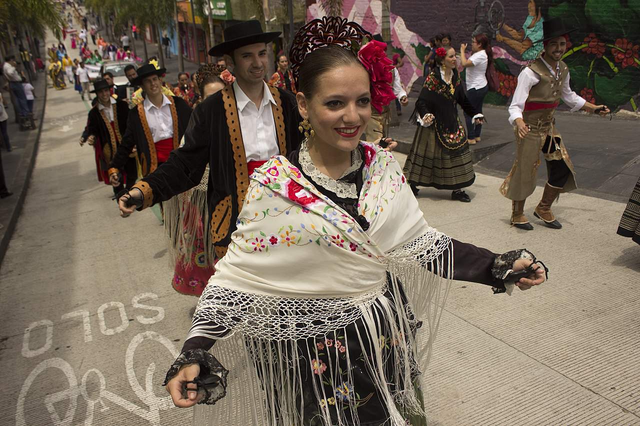 traditional spanish clothing